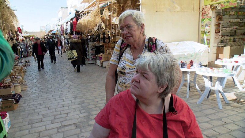 Elke und Dagmar machen in Tunesien einen Ausflug auf einen Basar.. – Bild: RTL Zwei