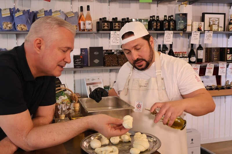 Alexander Herrmann (links) und Tino Pellizzeri probieren Mozzarella. – Bild: Frank Johne /​ BR /​ BR/​Frank Johne