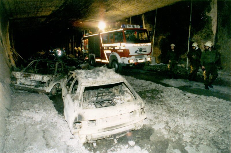 Feuerwehr begutachtet ausgebrannten Tunnel, lange Zeit steht die Zahl der Todesopfer nicht fest – Bild: ServusTV /​ FF Flachau /​ Freiwillige Feuerwehr Flachau