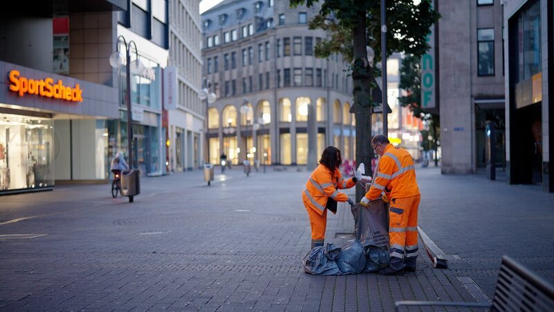 Jane Zickert und Metin Yilmaz bei der Arbeit in der Kölner Innenstadt. – Bild: ZDF und Maike Angelina Simon./​Maike Angelina Simon