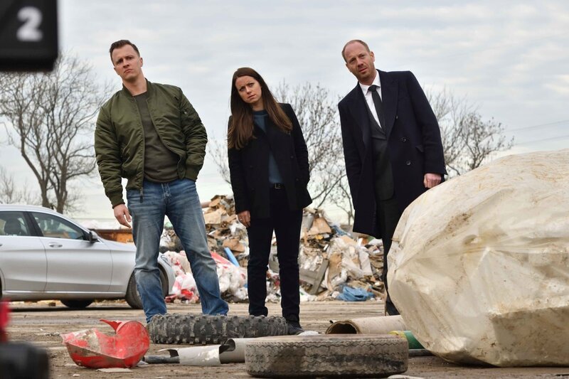 Yvonne (Alice Dwyer, M.), Heiko (Johann von Bülow, r.), und Kevin (Tim Kalkhof, l.) ermitteln auf der Mülldeponie von Yvonnes Tante in Brandenburg. – Bild: ZDF und Hardy Spitz.