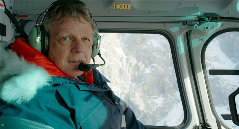 Colin Devey auf dem Weg zur Zugspitze. Auf dem Zugspitzplateau trifft er weitere Wissenschaftler, um sie in ihre Forschungsstation im Steilhang unter dem Zugspitzgipfel zu begleiten. – Bild: Ricardo Esteban Garzon Mesa /​ ZDF
