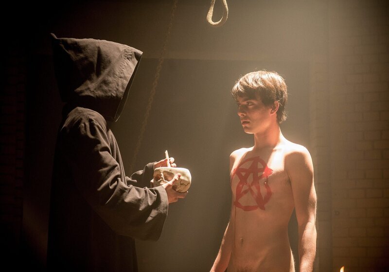 Lukas (Jannik Schümann, l.) malt Henry (Max Hegewald, r.) das Zeichen der Illuminati auf die Brust und beginnt die Zeremonie. – Bild: ZDF und GORDON MUEHLE