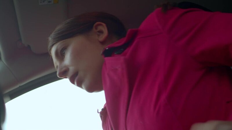 Lilly (Iris Mareike Steen) beim Autounfall, der ihr Leben verändern wird. – Bild: RTL+