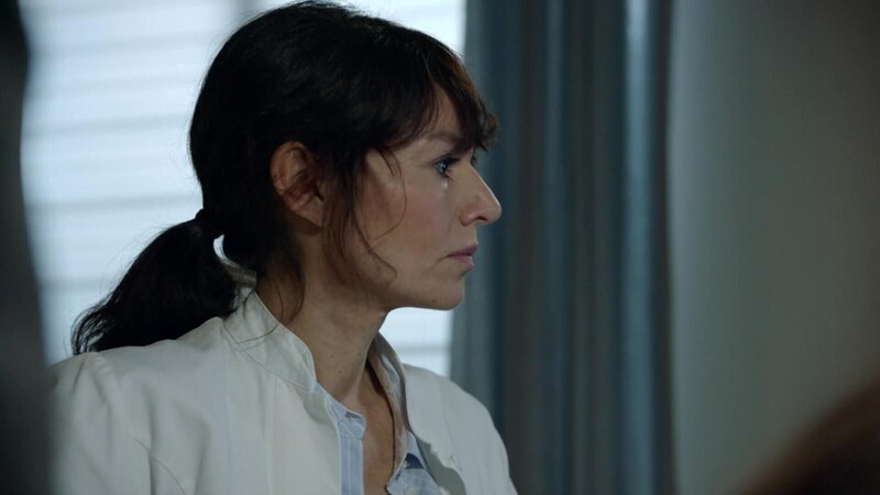Die Ärztin Bettina Schwante (Lisa Julie Rauen) überbringt schreckliche Nachrichten für Lilly (Iris Mareike Steen) und Nihat (Timur Ülker). – Bild: RTL+