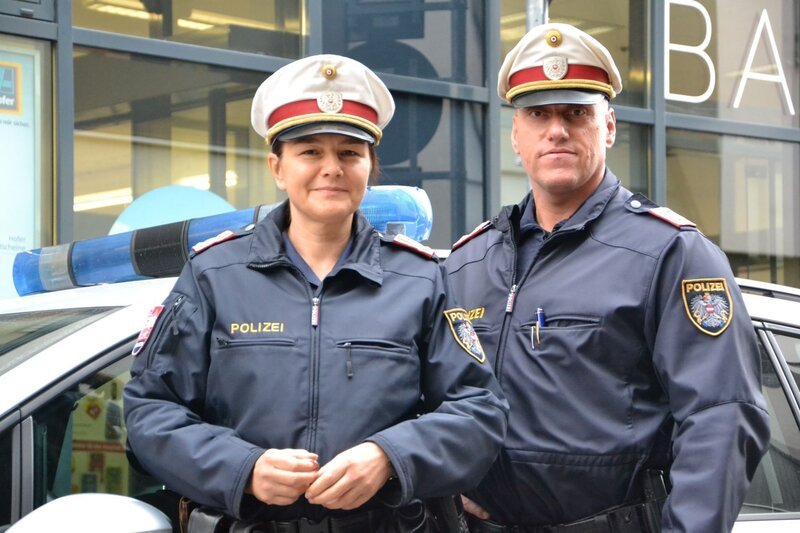 Der 16. Wiener Gemeindebezirk ist ihr Revier: Kontrollinspektorin Karin (l.) und Abteilungsinspektor Christian (r.) … – Bild: ATV