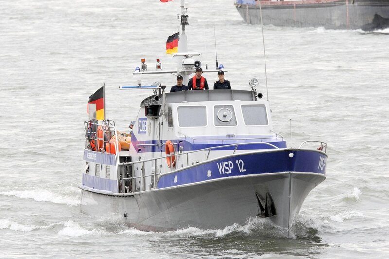 Auf dem Rhein jagen die zur Wasserschutzpolizei abgestellten Kommissare Semir (Erdogan Atalay, l.) und Ben (Tom Beck, M.) zusammen mit der Polizeiboot-Kapitänin Conny (Jasmin Gerat) Bombenleger, die eine große Düsseldorfer Reederei erpressen. – Bild: RTL /​ Guido Engels