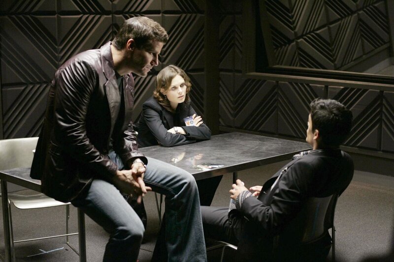 Booth (David Boreanaz, l.) und Brennan (Emily Deschanel) verhören Antonio Ramos (Andres Londono, r.). – Bild: Foto: RTL /​ FOX /​ Die junge Frau im Kronleuchter