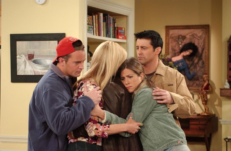 (v.l.n.r.) Chandler Bing (Matthew Perry); Phoebe Buffay (Lisa Kudrow); Rachel Green (Jennifer Aniston); Joey Tribbiani (Matt LeBlanc) – Bild: Warner Bros Entertainment Inc.