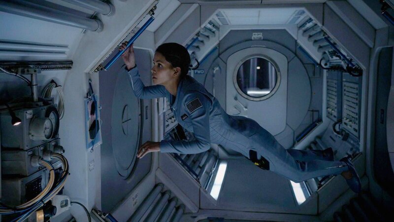 Molly Woods (Halle Berry) bereitet sich auf die Landung auf der Erde vor. Die 13 Monate im All waren bis auf einen merkwürdigen Vorfall wie geplant von statten gegangen … – Bild: CBS Broadcasting, Inc.