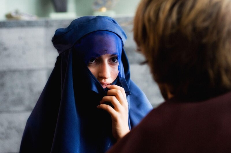 Lasko (Mathis Landwehr) hat Latifah al Rashid (Emina Benalia) gerettet. Sie schauen sich einen Moment zu lange an. – Bild: RTL /​ Gordon Mühle