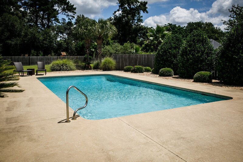 Residential Backyard swimming Pool in the Suburbs with a landscaped backyard and a fence. – Bild: Shutterstock /​ Copyright (c) 2018 Ursula Page