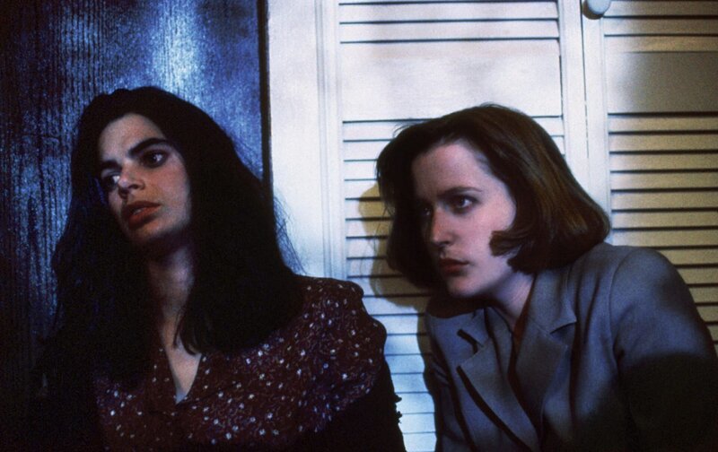 L-R: Maggie Holvey (Helene Clarkson), Dana Scully (Gillian Anderson) – Bild: 1995 Twentieth Century Fox Film Corporation