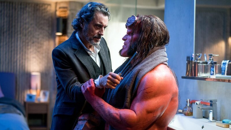 Prof. Broom (Ian McShane) und Hellboy (David Harbour) – Bild: RTLZWEI Prof. Broom (Ian McShane) und Hellboy (David Harbour) – Bild: RTLZWEI