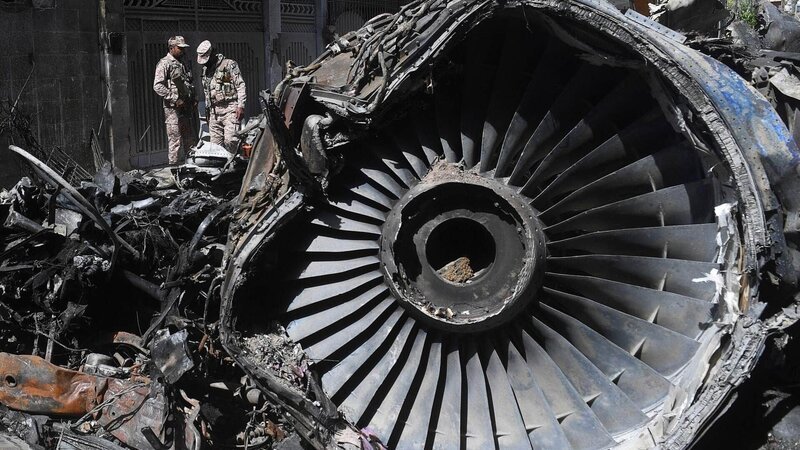 Bei der Landung am Flughafen von Karachi setzten die Triebwerke auf, die Maschine rutschte über die Landebahn. Die Piloten starteten nochmal durch, ein 2. Landeversuch scheiterte. Die Maschine stürzt in ein Wohngebiet. Einer von zwei Überlebenden blickt zurück. – Bild: TVNOW /​ ASIF HASSAN/​AFP /​ Getty Images