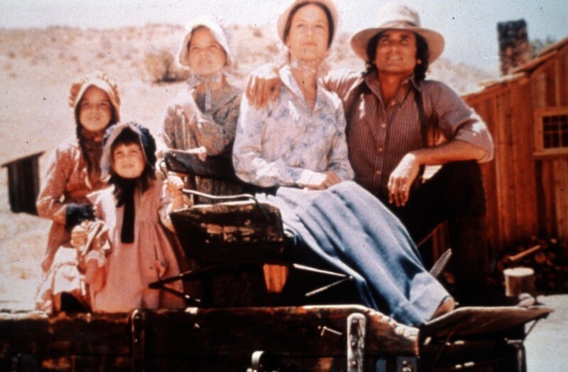 (v.l.n.r.) Laura Ingalls (Melissa Gilbert); Carrie Ingalls (Lindsay Sidney Greenbush); Mary Ingalls (Melissa Sue Anderson); Caroline Ingalls (Karen Grassle); Charles Ingalls (Michael Landon) – Bild: 1974–1983 NBCUniversal