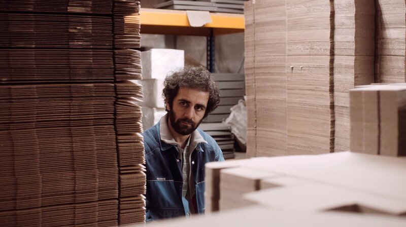 Murat (Erol Afsin) alleine in der Kartonfabrik. – Bild: MDR/Jakob Reinhardt Murat (Erol Afsin) alleine in der Kartonfabrik. – Bild: MDR/Jakob Reinhardt