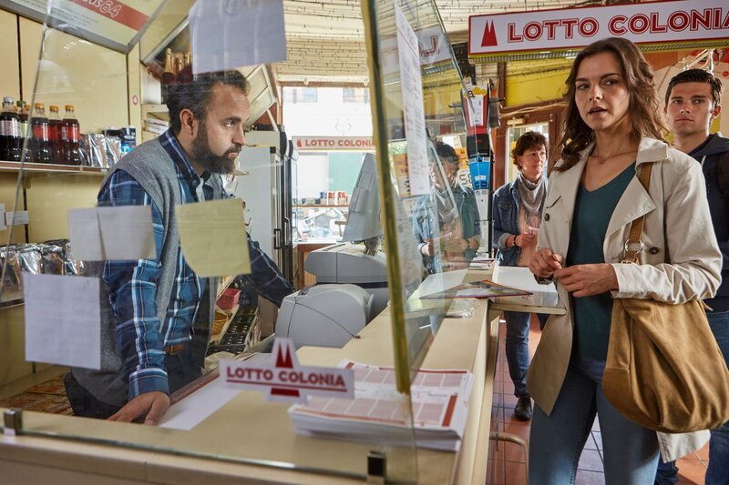 L-R: Kioskmann (Aydin Isik) und Carolin Rubens (Susan Hoecke) – Bild: SAT.1 / Frank Dicks L-R: Kioskmann (Aydin Isik) und Carolin Rubens (Susan Hoecke) – Bild: SAT.1 / Frank Dicks