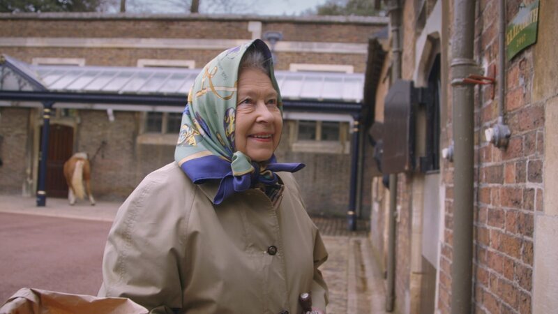 Her Majesty, Queen Elizabeth II, feeds one of her horses at the Windsor Mews. – Bild: Copyright Oxford Film and Television Ltd 2016 Her Majesty, Queen Elizabeth II, feeds one of her horses at the Windsor Mews. – Bild: Copyright Oxford Film and Television Ltd 2016