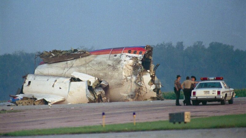 Nach einer Triebwerksexplosion des United Airlines Flug UA232 gelang es den Piloten des Fluges die Maschine mit nur zwei Triebwerken und ohne intaktes Steuerungssystem notzulanden. (Foto: 19.07.1989, Sioux City Gateway Airport) – Bild: TVNOW /​ Bettmann Archive /​ Getty Images