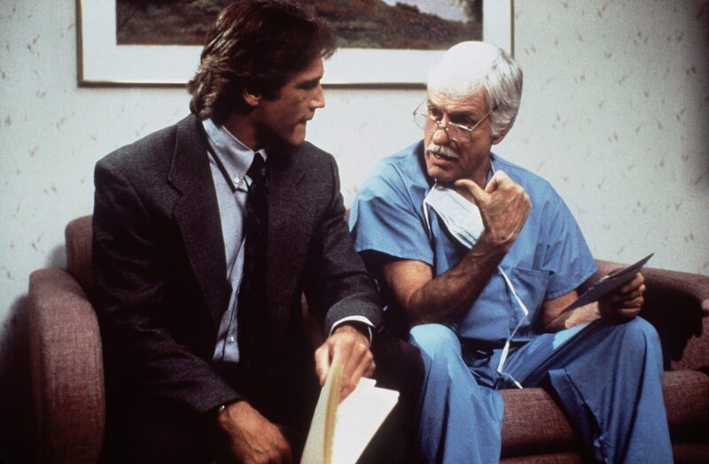 Dr. Sloan (Dick Van Dyke, r.) hilft seinem Sohn Steve (Barry Van Dyke, l.) bei den Ermittlungen in einem Mordfall. – Bild: Viacom Lizenzbild frei
