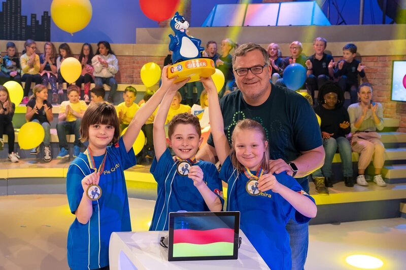 So sehen Sieger aus! Das Rateteam aus Stollberg/​Deutschland hat den Piet-Flosse-Pokal geholt! – Bild: ZDF und Ralf Wilschewski