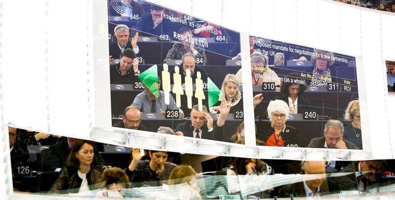 Ein Monitor im Plenarsaal in Straßburg spiegelt die Abgeordneten bei einer Abstimmung. – Bild: Mathieu Cugnot /​ taglicht media GmbH, Europäische Union 2020