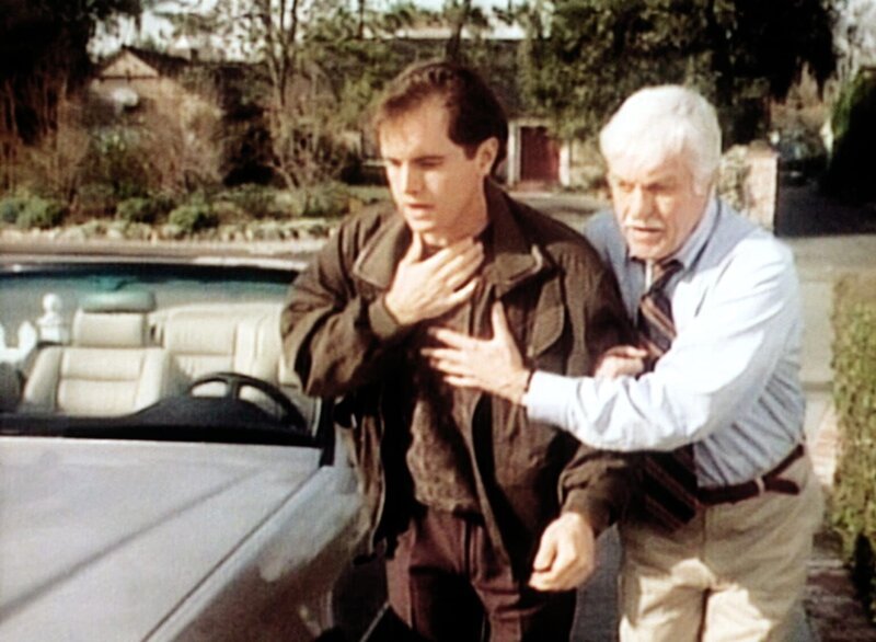 Dr. Sloan (Dick Van Dyke, r.) bringt den sehr kranken Robin in sein Haus. – Bild: Viacom