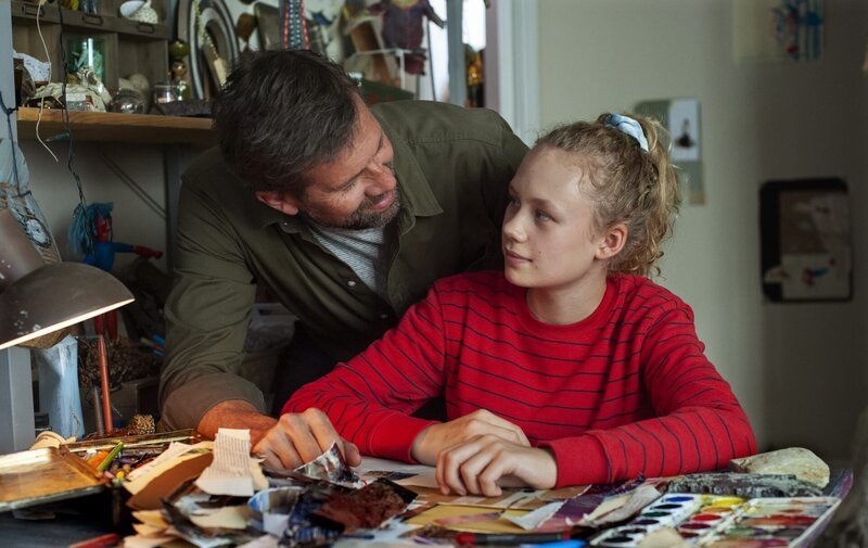 Paul (Johan Heldenbergh) berichtet Zoë (Savannah Vandendriessche) von seinen Vorsprechen. – Bild: NDR/Kris Dewitte Paul (Johan Heldenbergh) berichtet Zoë (Savannah Vandendriessche) von seinen Vorsprechen. – Bild: NDR/Kris Dewitte