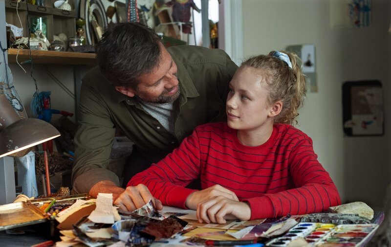 Paul (Johan Heldenbergh) berichtet Zoë (Savannah Vandendriessche) von seinen Vorsprechen. – Bild: NDR/​Kris Dewitte