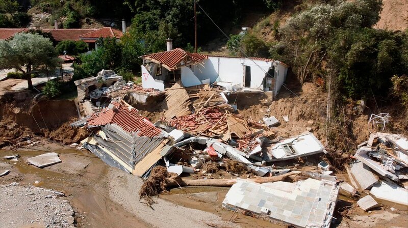 Zerstörtes Haus nach Flutkatastrophe Griechenland – Bild: phoenix/​MDR/​Martin Kaeswurm