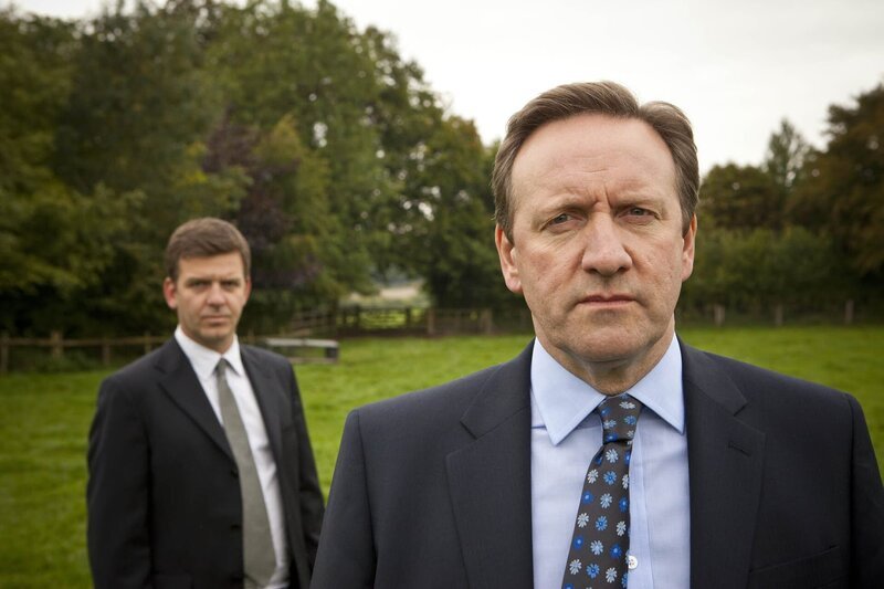 DS Ben Jones (Jason Hughes) und DCI John Barnaby (Neil Dudgeon, vorne) haben es wieder mit einem skurrilen Fall zu tun. – Bild: ZDF und Mark Bourdillon