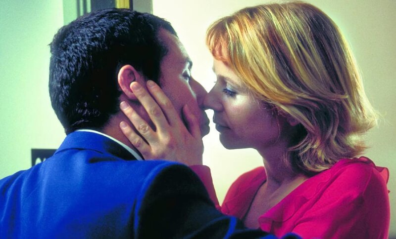 Barry (Adam Sandler) hofft auf eine feste Beziehung mit Lena (Emily Watson), aber derzeit stehen seine Chancen eher schlecht. – Bild: ZDF Barry (Adam Sandler) hofft auf eine feste Beziehung mit Lena (Emily Watson), aber derzeit stehen seine Chancen eher schlecht. – Bild: ZDF