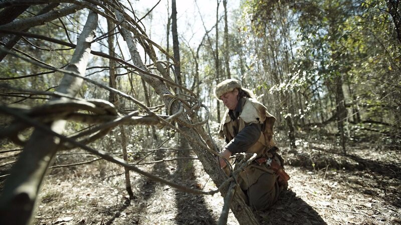 VALDOSTA, GA.- Colbert builds a shelter while coyote trapping. (Photo credit: NG Studios/​ Elias Orelup) – Bild: Elias Orelup /​ NG Studios/​ Elias Orelup /​ National Geographic Channels /​ NG Studios