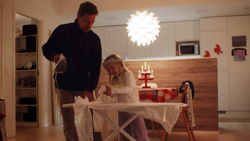 Vilda (Sofia Sittnikow) und Papa bügeln Vildas Kleid und Papas weißes Hemd für das Luciafest. – Bild: KiKA/​Anton Tevajärvi