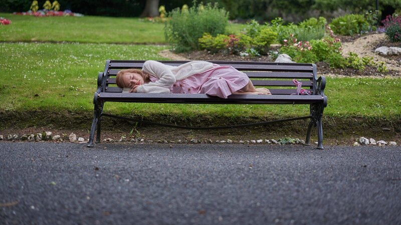 Nach der wenig erfolgreichen Lesung zu ihres Liebesromans wird Holly (Valerie Huber) zu allem Übel noch bestohlen und landet in einem Park, wo sie erschöpft einschläft. – Bild: ZDF und Jon Ailes