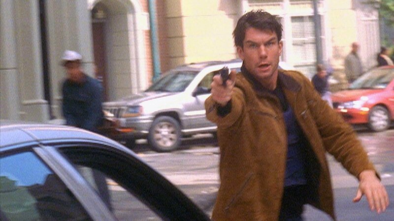 Woody (Jerry O’Connell) ist auf der Spur eines Täters, der aus seinem Auto heraus Polizisten erschießt. – Bild: RTL /​ NBC Universal.