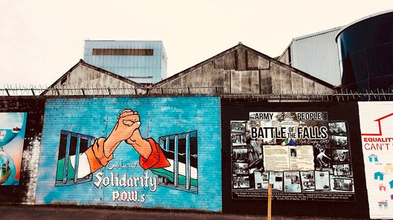 Noch heute trennen in Belfast und anderswo Mauern die Wohnviertel der Katholiken, oftmals Nationalisten, und der Protestanten, viele von ihnen Unionisten. Gebaut zu ihrem Schutz – viele davon erst nach dem historischen Friedensschluss am Karfreitag – halten die Menschen weiter an den Mauern fest, die nun offiziell „Friedenslinien“ heißen. – Bild: phoenix