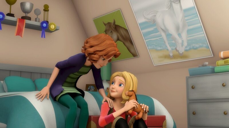 Wendy (re.) erzählt ihrer besten Freundin Bianca (li.), dass Sina einfach mit ihrem Pferd Penny losreiten wollte, ohne sie um Erlaubnis zu fragen. – Bild: ZDF/​Wendy and Associated Characters (c) WPL 2012