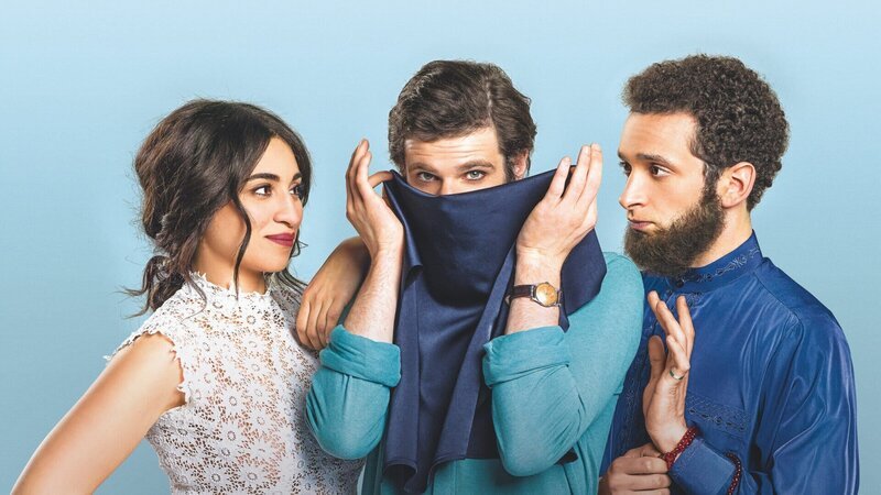 Leila und Armand tarnen Armand als verschleierte Frau, um Leilas strenggläubigen Bruder Mahmoud zu täuschen. Von links: Leila (Camélia Jordana), Armand (Félix Moati) und Mahmoud William Lebghil) – Bild: ZDF /​ E.SEIGNOL /​ THE FILM