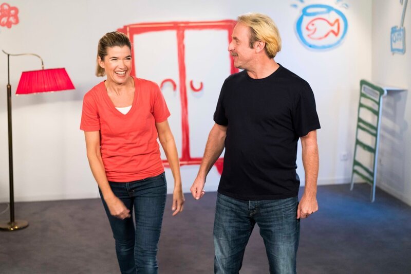 Anke Engelke und Bjarne Mädel zeigen sich gegenseitig, wer besser jonglieren kann. Das ist ganz schön witzig! – Bild: WDR/​Ben Knabe