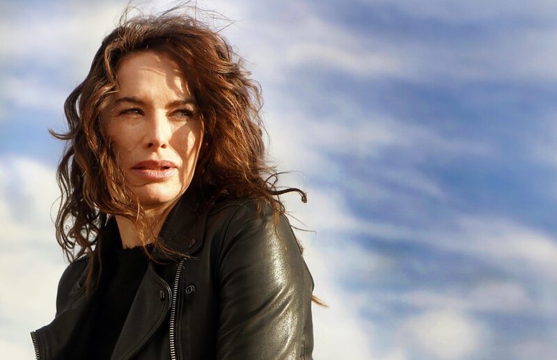 Gypsy (Lena Headey) hat eine Verlagszusage für ein Buch erhalten und beendet deshalb ihre Karriere als Burlesque-Tänzerin. – Bild: Sienna Eve Benton Gypsy (Lena Headey) hat eine Verlagszusage für ein Buch erhalten und beendet deshalb ihre Karriere als Burlesque-Tänzerin. – Bild: Sienna Eve Benton