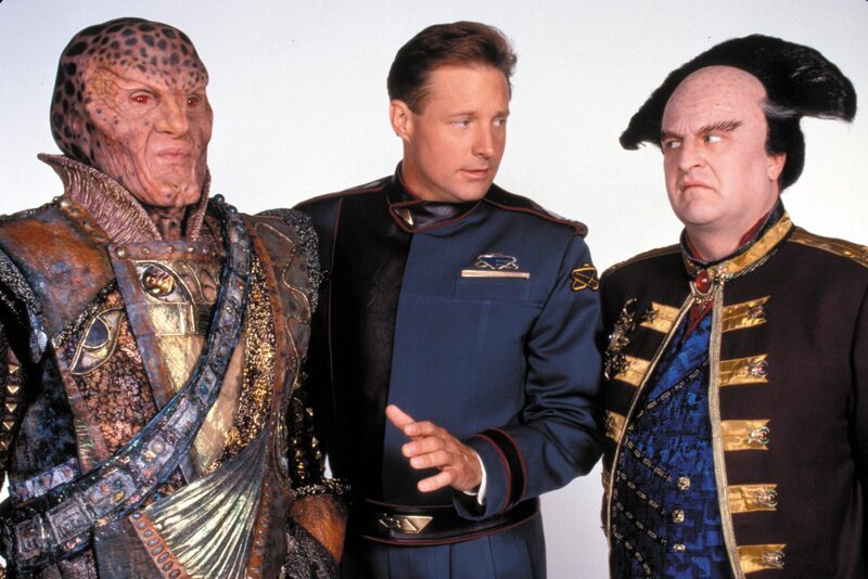 Captain John Sheridan (Bruce Boxleitner,m.), G’Kar (Andreas Katsulas,l.) und Londo Mollari (Peter Jurasik,r.). . Babylon 5 – Bild: Tele 5