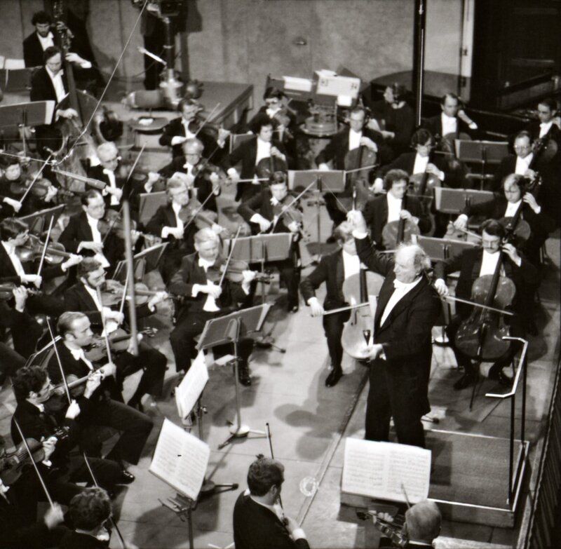 Das Symphonieorchester des Bayerischen Rundfunks spielt unter der Leitung von Rafael Kubelik. – Bild: Foto Sessner /​ BR