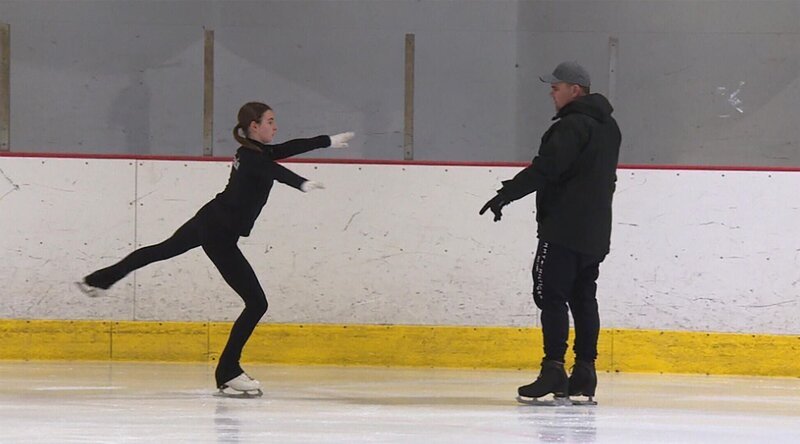 Eiskunstläuferin Sophie mit Marco beim Training. – Bild: RTL+