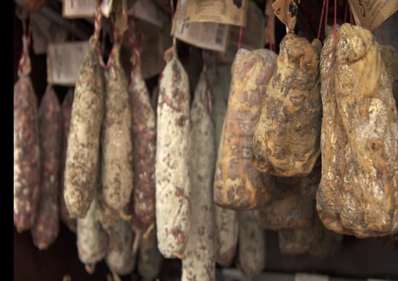 Eine hochwertige Salami muss lange trocknen. Das macht sich im Geschmack, aber auch im Preis bemerkbar. – Bild: ZDF und ELEPHANT ADVENTURES