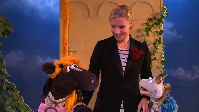 Wolle und Pferd proben für eine Theaterpremiere: Pferd spielt Rapunzel und Wolle den Prinz. – Bild: NDR