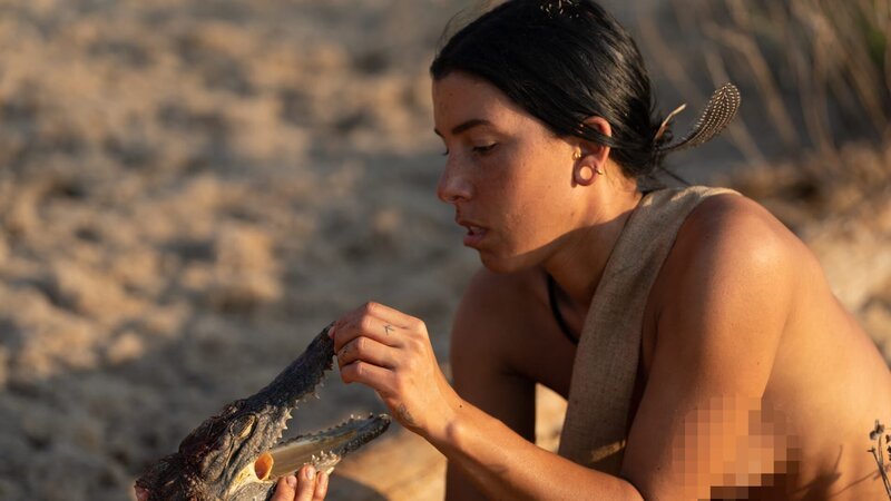 Michelle holds up the alligator head. – Bild: Discovery Channel – US /​ Discover Images: NKAFR1002_NAA10 /​ Warner Bros. Discovery, Inc. or its subsidiaries and affiliates
