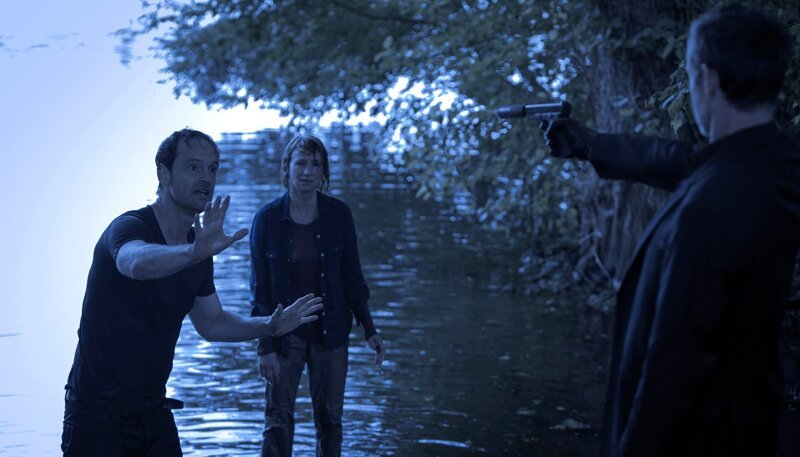 Bruno (Ulrich Matthes, re.) beginnt ein Spiel mit Karen (Corinna Harfouch) und Georg (Jörg Hartmann) nach seinen Regeln. – Bild: ARD Degeto/Conny Klein Bruno (Ulrich Matthes, re.) beginnt ein Spiel mit Karen (Corinna Harfouch) und Georg (Jörg Hartmann) nach seinen Regeln. – Bild: ARD Degeto/Conny Klein