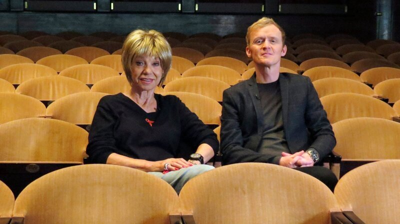 Judy Winter (li.) und Pierre M. Krause bei einem Besuch im Theater. – Bild: SWR/​Encanto